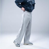 بنطلون رياضي أوفرسايز بكسرات أمامية ورباط خصر مريح...