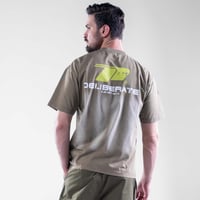 تيشيرت كاجوال قصة عادية بطبعات امامية صغيرة وطبعة...