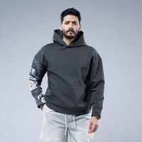 هودي واسع بكاب رمادى ورسمة أنمي على الكم