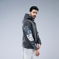 هودي واسع بكاب رمادى ورسمة أنمي على الكم