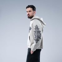 هودي واسع بكاب رمادى بتطريز أبيض مزخرف