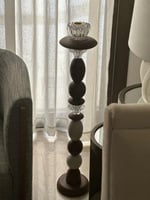 مبخرة أرضية بقاعدة خشبية أنيقة