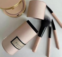 فرش مكياج للوجه قوتشي - 4 قطع مع العلبه