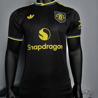 تيشيرت مان يونايتد الأسود 2025/26