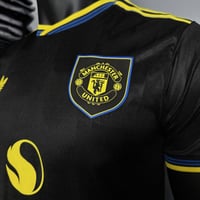تيشيرت مان يونايتد الأسود 2025/26
