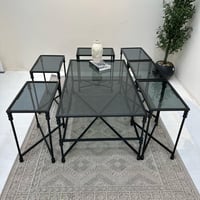 طقم طاولات 7قطع سطح زجاج شفاف قاعده حديد لون اسود