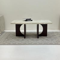 طاولة قهوة سطح بديل حجر ملمس خشن قاعده خشب لون بني