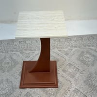 طاولة خدمة سطح بديل الرخام قاعده خشب لون بني