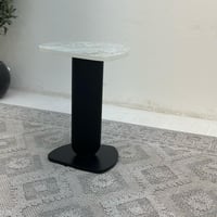 طاولة خدمة سطح بديل حجر ملمس خشن قاعدة خشب لون اسو...