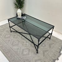 طاولة قهوة سطح زجاج شفاف قاعده حديد لون اسود