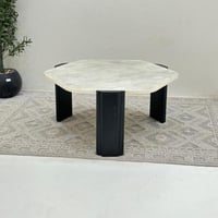 طاولة سداسيه سطح بديل حجر ملمس خشن قاعده خشب لون ا...