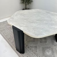 طاولة سداسيه سطح بديل حجر ملمس خشن قاعده خشب لون ا...