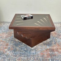 طاولة مربع سطح زجاج قاعده خشب قشرة سنديان