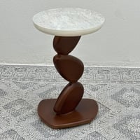 طاولة خدمة سطح بديل حجر ملمس خشن قاعده خشب لون بني