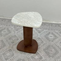 طاولة خدمة سطح بديل حجر ملمس خشن قاعدة خشب لون بني