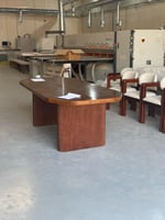 طاولة طعام 6 كراسي سطح جوز قاعده خشب + 2 كرسي هديه