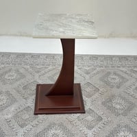 طاولة خدمة سطح بديل حجر ملمس خشن قاعده خشب لون بني