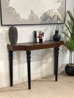 طاولة مدخل بسطح خشب قشرة الجوز وقاعده خشب