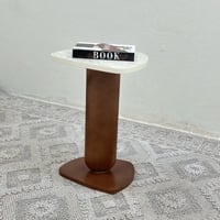 طاولة خدمة سطح بديل حجر ملمس خشن قاعدة خشب لون بني