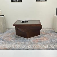 طاولة مربع سطح زجاج قاعده خشب قشرة سنديان