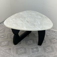 طاولة قهوة سطح بديل حجر ملمس خشن قاعده خشب لون اسو...