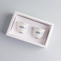 فنجال قهوة في علبة مغلقة مع ثيم