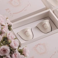 فنجال قهوة في علبة مغلقة مع ثيم