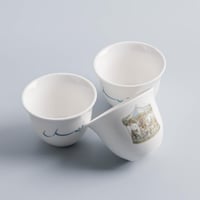 فنجال قهوة في علبة مغلقة مع ثيم