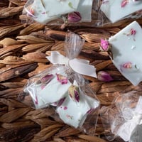 توزيعات كسر فواحات شمعية بالورد