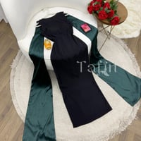 فستان طويل مكشوف الظهر جزئياً مع أكمام واسعة