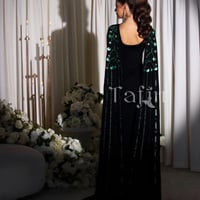 فستان طويل مكشوف الظهر جزئياً مع أكمام واسعة