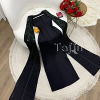 فستان طويل مكشوف الظهر جزئياً مع أكمام واسعة