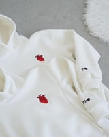 هودي القلب مطرز بحروف مخصصة