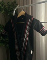 فروه انيقة بأطراف سدو للاطفال بالاسم