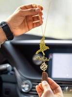 تعليقة سيارة عود مع رسمة الصقر