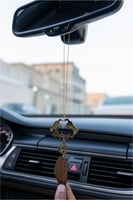 تعليقة كسرة العود بشكل قلب بيدين ترند