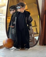 فروه انيقة بأطراف سدو للاطفال بالاسم