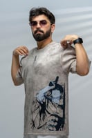 تيشرت بيج بتصميم شخصية توجي