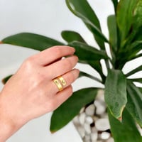 خاتم بحفر ماسكين يد بعض