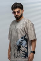 تيشرت بيج بتصميم شخصية توجي