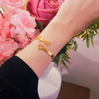 اسورة بالاسم وفي نهايتها قلب تصميم أنيق ورومانسي