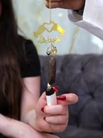 تعليقة كسرة العود بشكل قلب بيدين ترند