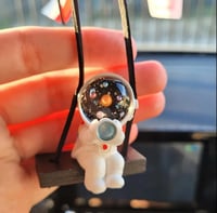 تعليقه رائد فضاء