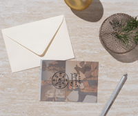 كرت مع ظرف بلون عشوائي للأهداء بيوم التأسيس