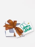 مغلف بغطاء متصل وفتحه مربعه