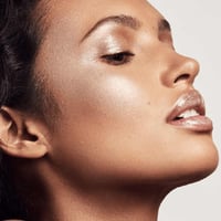 اضاءة هايلايتر بودرة دياموند بومب من فنتي بيوتي -...