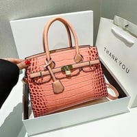 حقيبة كتف نسائية من الجلد اللامع انيقة