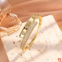 اساور بنقش اوراق البرسيم