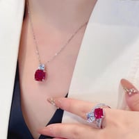 تألقي بطقم فضي بفصوص حمراء عصري