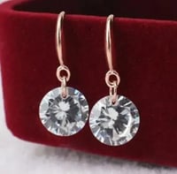 اقراط نسائية عصرية